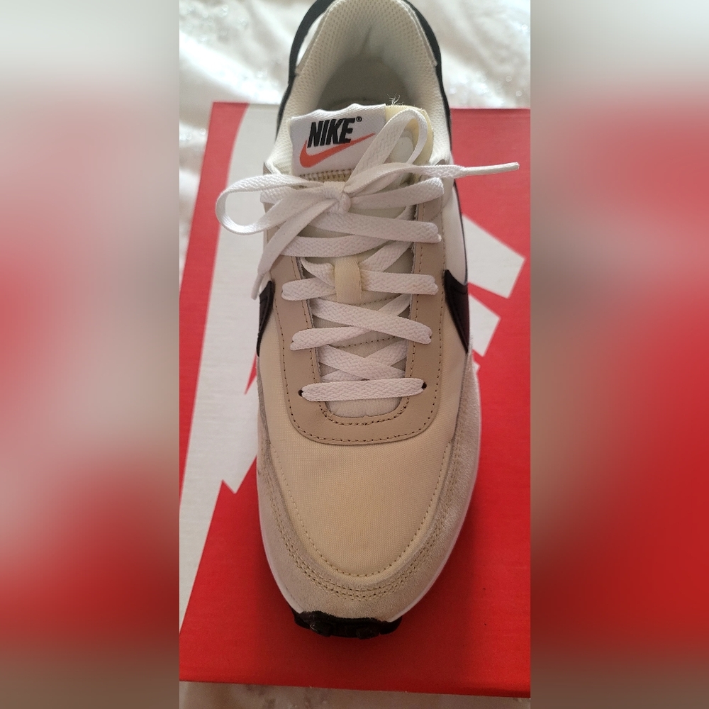 Wm Nike Waffle Debut